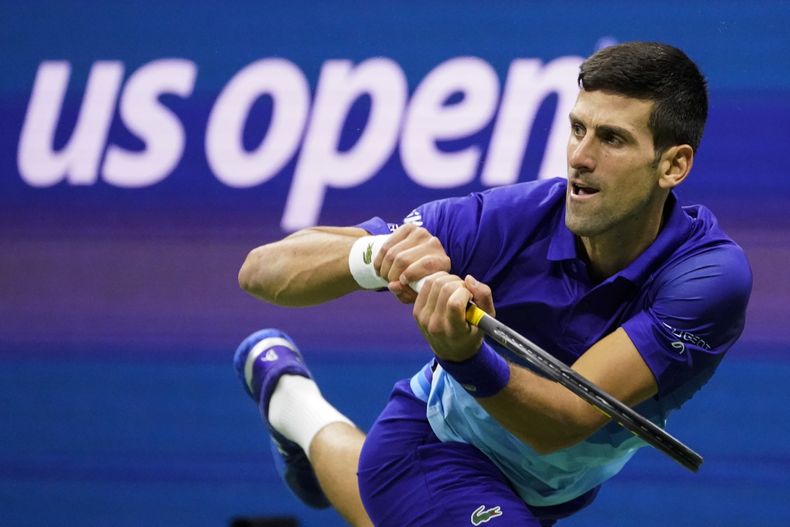 ARCHIVO - Novak Djokovic devuelve ante Alexander Zverev durante las semifinales del Abierto de Estados Unidos, el viernes 10 de septiembre de 2021. (AP Foto/John Minchillo)