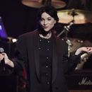 ARCHIVO - St. Vincent se presenta en el séptimo concierto anual de Love Rocks NYC el 9 de marzo de 2023 en Nueva York. (Foto Charles Sykes/Invision/AP, archivo)