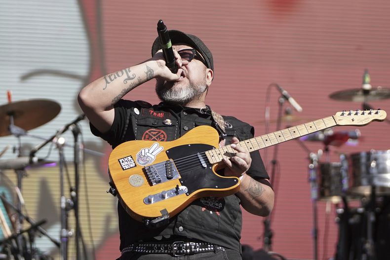 Tony Hernández de la banda mexicana El Gran Silencio durante su presentación en la 25ª edición del festival de música Vive Latino en la Ciudad de México, el sábado 15 de marzo de 2025. (Foto AP/Aurea Del Rosario)