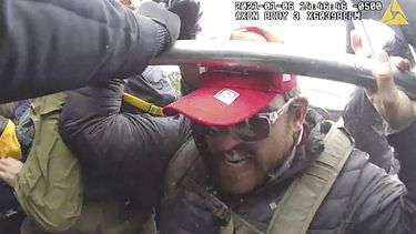 Esta imagen de video tomado por una cámara corporal, incluida en los documentos del Departamento de Justicia de EEUU, muestra a Taylor James Johnatakis durante el asalto al Capitolio en Washington el 6 de enero de 2021. (Foto, Departamento de Justicia vía AP)