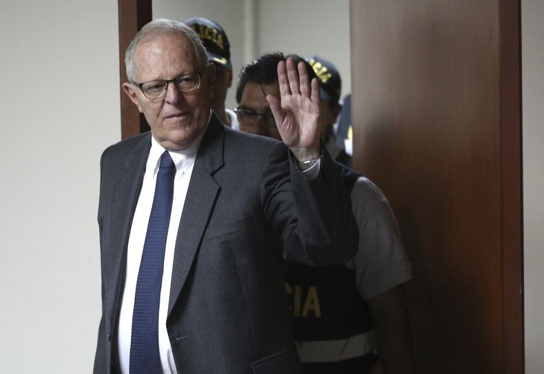 ARCHIVO - El expresidente de Perú Pedro Pablo Kuczynski llega a una audiencia judicial para determinar su liberación en Lima, Perú, el 15 de abril de 2019. El 12 de mayo de 2023, los fiscales peruanos informaron que buscan prisión para Kuczynski por ser parte de una supuesta organización criminal que han lavado más de 12 millones de dólares de la constructora brasileña Odebrecht a través de asesoría financiera. (Foto AP/Martín Mejía, Archivo)
