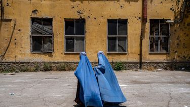 Mujeres esperan para recibir asistencia alimentaria dada por un grupo humanitario en Kabul, Afganistán, el 28 de mayo del 2023. (AP foto/Ebrahim Noroozi)