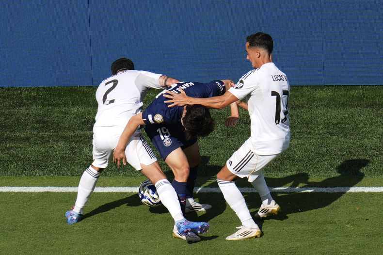 Los jugadores del Real Madrids Dani Carvajal (2) y Lucas Vázquez (17) luchan con Lee Kang-in, del Paris Saint-Germain (19) por el control del balón durante un juego de semifinales del Mundial de Clubes entre el PSG y el Real Madrid en East Rutherford, Nueva Jersey, el miércoles 9 de julio de 2025. (AP Foto/Pamela Smith)