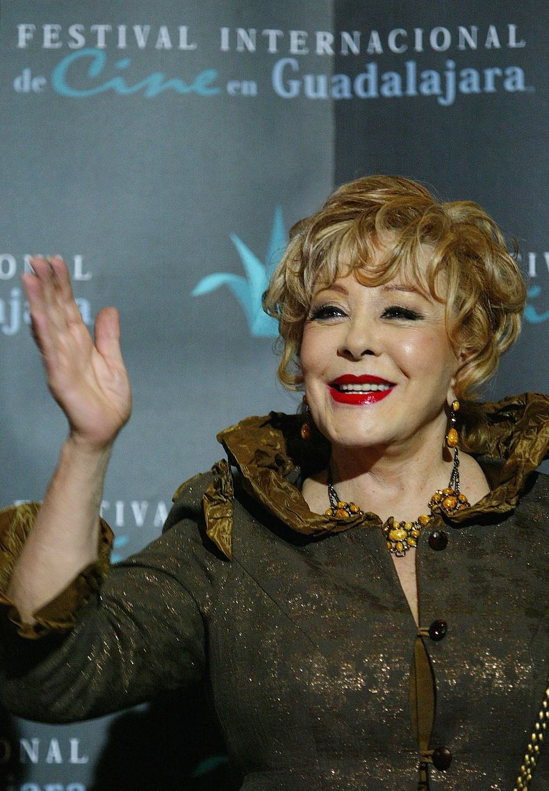 ARCHIVO - La actriz mexicana Silvia Pinal saluda a sus fans al llegar a la ceremonia de inauguración del 21º Festival Internacional de Cine de Guadalajara el viernes 24 de marzo de 2006, en la ciudad de Guadalajara, México. Pinal falleció el 28 de noviembre de 2024. Tenía 93 años. (Foto AP/Guillermo Arias, archivo)
