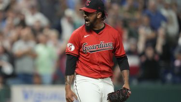 El relevista Emmanuel Clase de los Guardianes de Cleveland tras la victoria ante los Mellizos de Minnesota, el lunes 16 de septiembre de 2024, en Cleveland. (AP Foto/Sue Ogrocki)