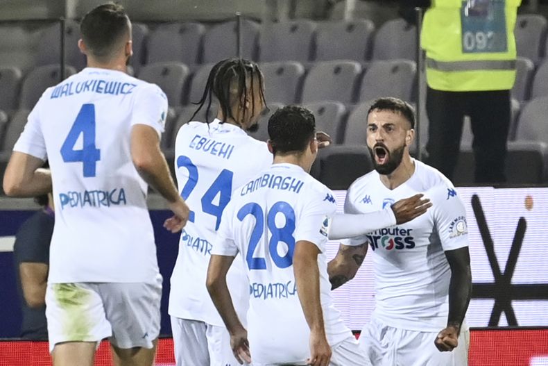 Francesco Caputo, derecha, de Empoli, celebra con sus compañeros después de haber marcado gol durante el partido de la Serie A entre Fiorentina y Empoli en el estadio Artemio Franchi, en Florencia, Italia, el lunes 23 de octubre de 2023. (Massimo Paolone/LaPresse vía AP)
