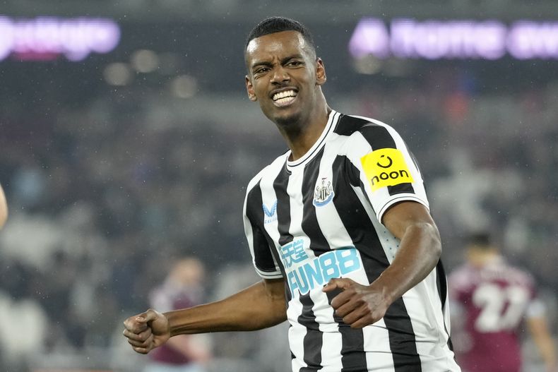 ARCHIVO - Foto del miércoles 5 de abril del 2023, Alexander Isak del Newcastle celebra tras anotar el cuarto gol ante el West Ham en la Liga Premier. (AP Foto/Kirsty Wigglesworth, Archivo)