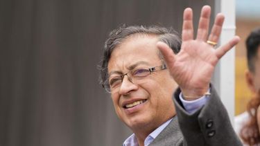 petro exige la renuncia de todo su gabinete en medio de crisis politica en colombia