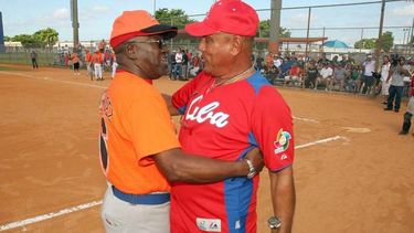 americateve | En una improvisada conferencia de prensa se le hicieron preguntas difíciles que sacaron respuestas difíciles.