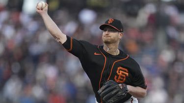 Alex Cobb, abridor de los Gigantes de San Francisco, hace un lanzamiento en el juego del sábado 3 de junio de 2023, ante los Orioles de Baltimore (AP Foto/Jeff Chiu)