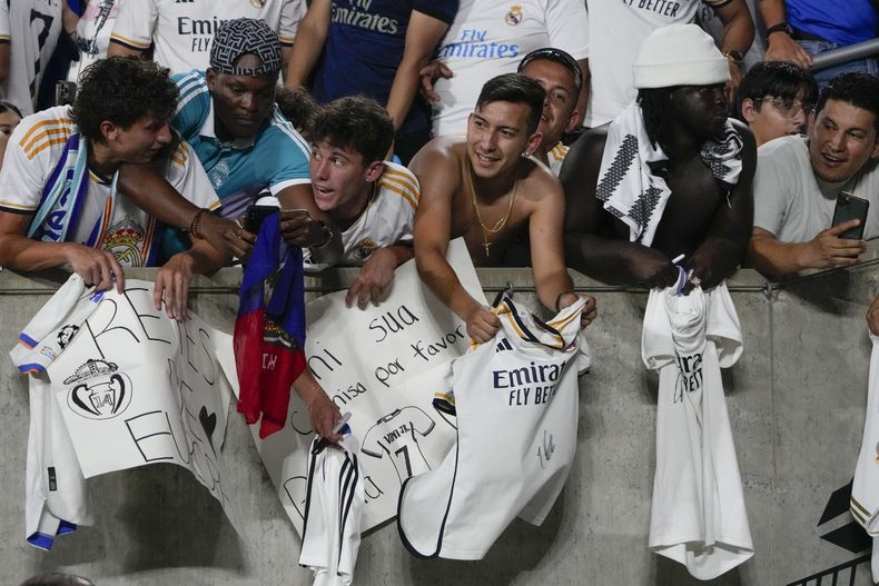 En foto del 2 de agosto del 2022, aficionados intentan recibir un autografo en el encuentro de la Champions Cup entre la Juventus y el Real Madrid en Orlando, Florida. (AP Foto/John Raoux)