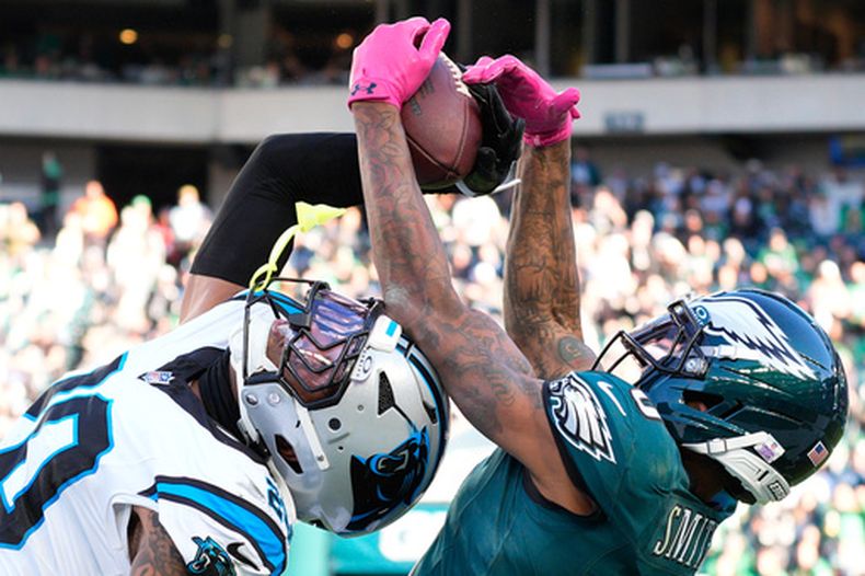 Zakee Wheatley, safety de los Panthers de Carolina, bloquea un pase dirigido a DeVonta Smith, receptor de los Eagles de Filadelfia, el domingo 18 de octubre de 2026 (AP Foto/Chris Szagola)