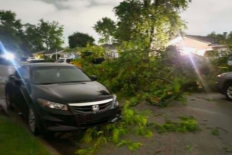 Las ramas de árboles dañados yacen en una calle de Elkhart, Indiana, el jueves 11 de junio de 2026, tras el paso de un fuerte sistema de tormentas en el área. (Jennifer Hall vía AP)