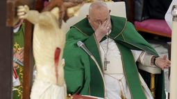 El papa Francisco se frota los ojos mientras preside una misa por el jubileo de las fuerzas armadas, en la plaza de San Pedro del Vaticano, el 9 de febrero de 2025. (AP Foto/Alessandra Tarantino)