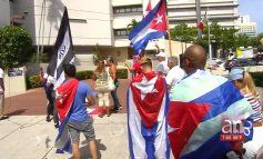 Protestan frente a consulado de México en Miami por el apoyo de Obrador a la dictadura cubana