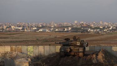 americateve | Un tanque israel&iacute; estacionado en posici&oacute;n vigilando la Franja de Gaza, el mi&eacute;rcoles 25 de diciembre de 2013. (Foto AP/Tsafrir Abayov)