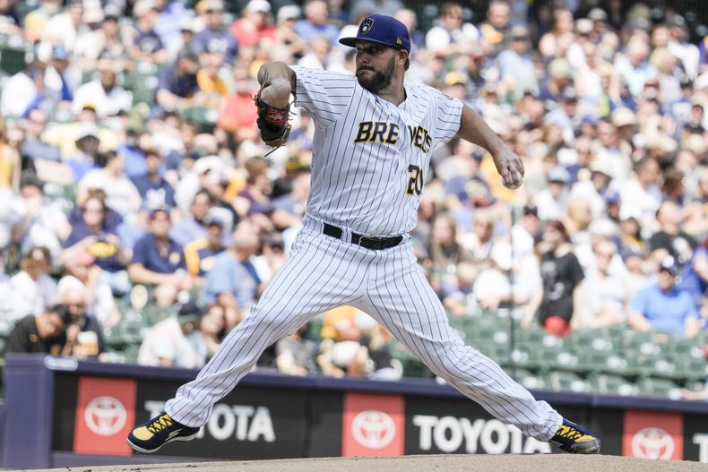 El abridor de los Cerveceros de Milwaukee Wade Miley lanza en la primera entrada del encuentro ante los Piratas de Pittsburgh el sábado 17 de junio del 2023. (AP Foto/Morry Gash)