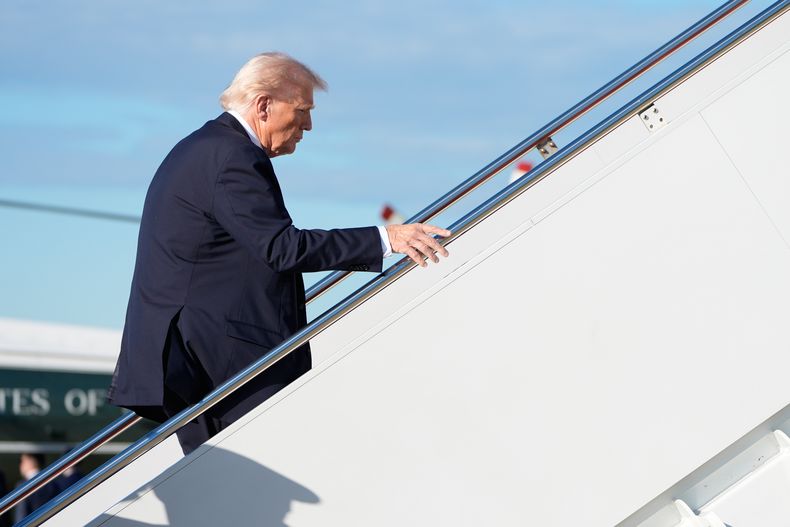 El presidente estadounidense Donald Trump sube al avión oficial Air Force One el viernes 17 de octubre de 2025 en la Base Conjunta Andrews, Maryland, para viajar a Florida. (AP Foto/Mark Schiefelbein)