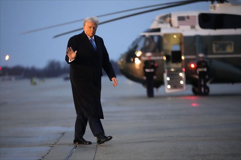 El presidente estadounidense Donald Trump saluda antes de abordar un helicóptero en la Base Conjunta Andrews, el viernes 31 de enero de 2025, en Maryland. (AP Foto/Ben Curtis)