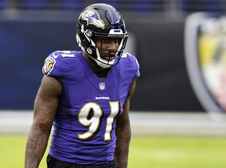 ARCHIVO - Yannick Ngakoue, defensive end de los Ravens de Baltimore, observa durante la segunda mitad del juego de la NFL en contra de los Jaguars de Jacksonville, el 20 de diciembre de 2020, en Baltimore. (AP Foto/Terrance Williams, Archivo)