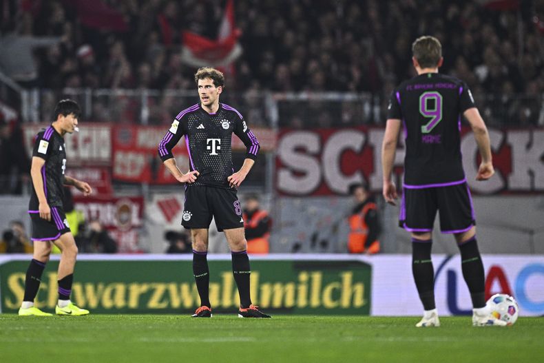 Jugadores del Bayern Múnich reaccionan después de recibir un gol durante el partido de fútbol de la Bundesliga entre SC Friburgo y Bayern Múnich en el estadio Europa-Park, en Friburgo Im Breisgau, Alemania, el viernes 1 de marzo de 2024. (Tom Weller/dpa vía AP)