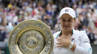 ARCHIVO - Foto del 10 de julio del 2021, la australiana Ash Barty posa con el trofeo tras ganar Wimbledon al superar en la final a la checa Karolina Pliskova. El martes 4 de julio del 2023, Barty anuncia que dio a luz a su primer hijo. (AP Foto/Kirsty Wigglesworth, Archivo)