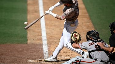Jackson Merrill, de los Padres de San Diego, batea un sencillo durante la séptima entrada del juego de béisbol de Grandes Ligas en contra de los Gigantes de San Francisco, el domingo 2 de agosto de 2026, en San Diego. (AP Foto/Denis Poroy)