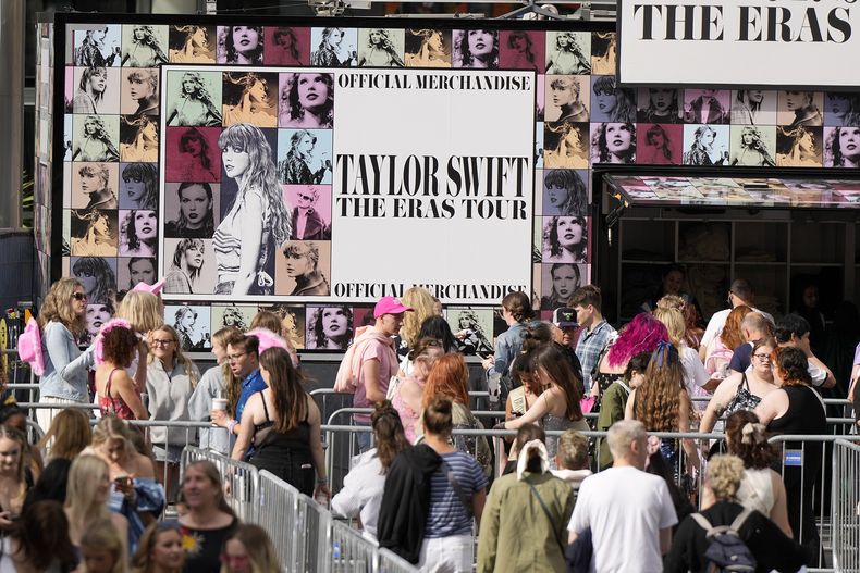 Fans de la cantante Taylor Swift llegan al estadio de Wembley en Londres el jueves 15 de agosto de 2024 para el primero de cinco conciertos de la gira Eras de Taylor Swift. (Foto AP/Alastair Grant)