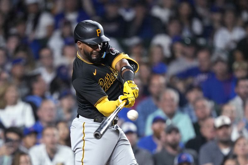 El dominicano Miguel Andújar, de los Piratas de Pittsburgh, batea un doble de dos carreras en el duelo del jueves 21 de septiembre de 2023, ante los Cachorros de Chicago (AP Foto/Charles Rex Arbogast)