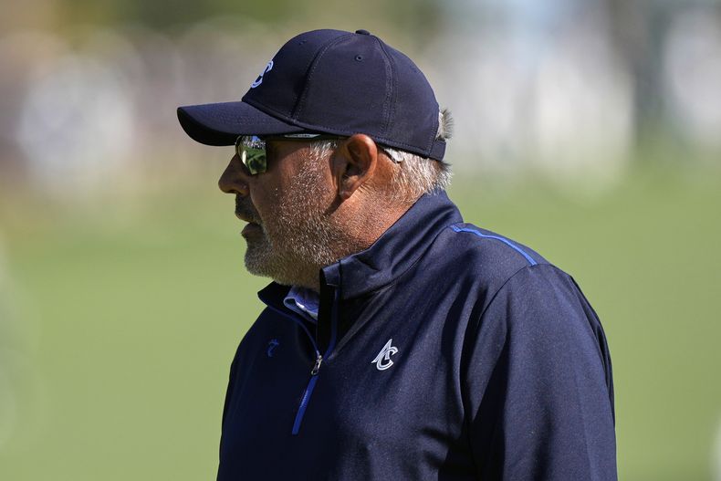 El argentino Ángel Cabrera observa su tiro en el 10mo green de la ronda de práctica en el Masters el martes 8 de abril del 2025. (AP Foto/Matt Slocum)