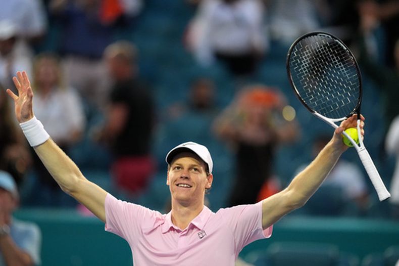 El italiano Jannik Sinner celebra despues de derrotar a Jiri Lehecka, de República Checa, en la final varonil del Abierto de Miami, el domingo 29 de marzo de 2026, en Miami Gardens, Florida. (AP Foto/Rebecca Blackwell)