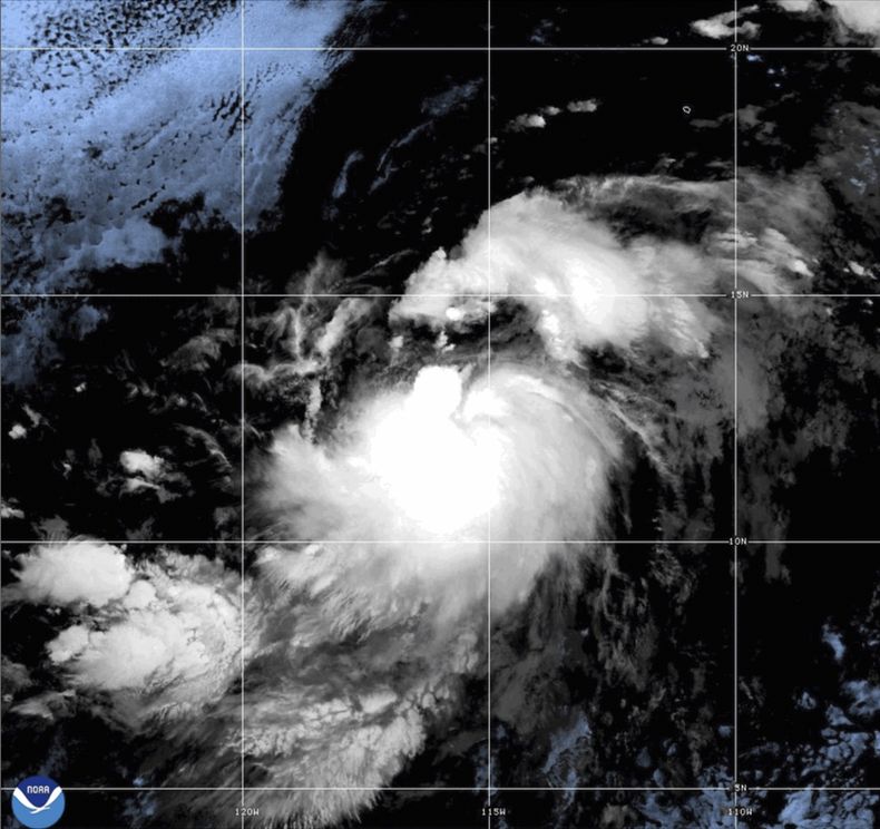 En esta imagen satelital, distribuida por la NOAA, se muestra la tormenta tropical Gil, ubicada al sur-suroeste de la península de Baja California, el 31 de julio de 2025. (NOAA vía AP)