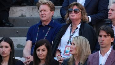 ARCHIVO - Johann (izquierda) y Siglind Sinner, padres de Jannik Sinner, de Italia, observan su partido final contra Casper Ruud, de Noruega, en el torneo de tenis Abierto de Italia, en Roma, el 17 de mayo de 2026. (Foto AP/Andrew Medichini, Archivo)