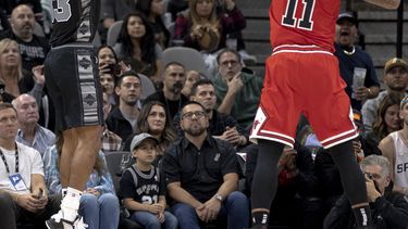 DeRozan llega a 20.000 puntos, pero Spurs vencen a Bulls