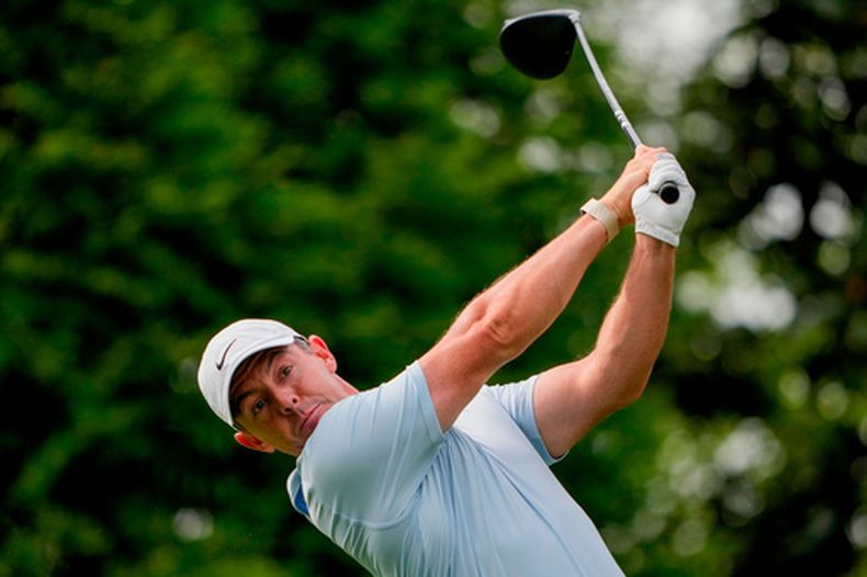 El norirlandés Rory McIlroy realiza su tiro de salida rumbo al hoyo 16 en la segunda ronda del torneo en Quail Hollow, el viernes 8 de mayo de 2026 (AP Foto/Chris Carlson)