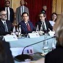 El secretario de Estado de Estados Unidos, Marco Rubio (centro), el director de política del Ministerio de Exteriores de Alemania, Gunter Sautter (derecha), y otros funcionarios asisten a una reunión sobre Ucrania y su seguridad, en París, el 17 de abril de 2025. (Julien de Rosa, Pool vía AP)