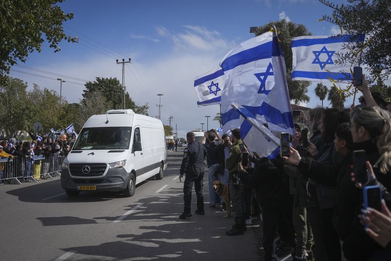 Un convoy que traslada los féretros de cuatro rehenes llega al instituto forense Abu Kabir en Tel Aviv, Israel, el 20 de febrero de 2025, tras ser entregados por Hamás en Gaza. (AP Foto/Ohad Zwigenberg)