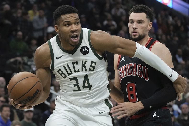 Giannis Antetokounmpo, de los Bucks de Milwaukee, supera la marca defensiva de Zach LaVine, de los Bulls de Chicago, durante la primera mitad del partido de baloncesto de la NBA, el lunes 13 de noviembre de 2023, en Milwaukee. (AP Foto/Morry Gash)