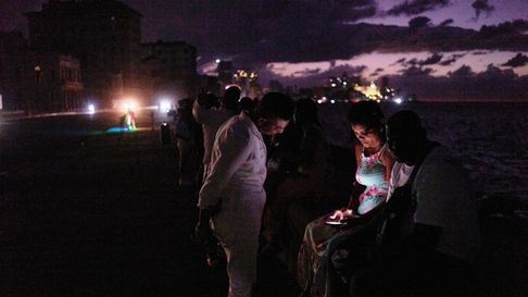 Gente pasa la noche en la oscuridad en el Malecón durante un apagón en La Habana, Cuba, el sábado 21 de marzo 2026. (AP Foto/Ramon Espinosa)