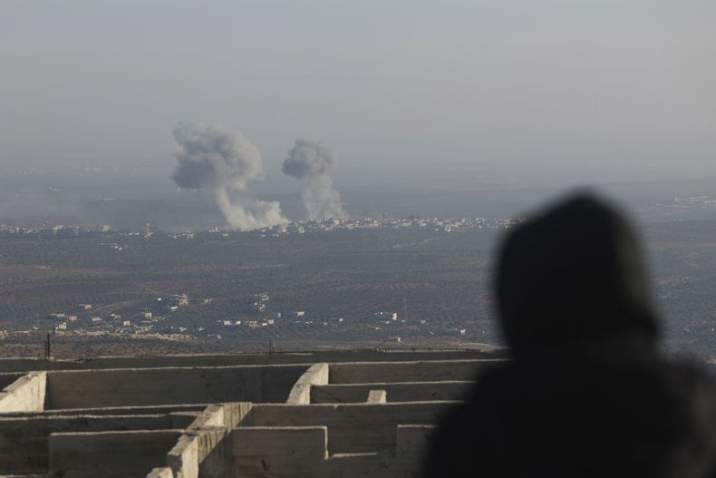 Nubes de humo se alzan en medio de combates entre facciones de la oposición y soldados del gobierno sirio en Majdaliya, Alepo, en Siria, el jueves 28 de noviembre de 2024. (AP Foto/Ghaith Alsayed)