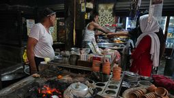 Trabajadores cocinan con carbón en un pequeño restaurante en Prayagraj, India, el 24 de abril del 2026. (AP foto/Rajesh Kumar Singh)