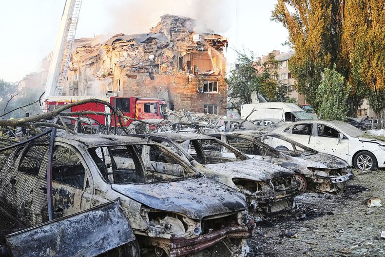Bomberos trabajan en el lugar de un edificio en llamas tras un ataque ruso en Kiev, Ucrania, la mañana del jueves 28 de agosto de 2025. (AP Foto/Efrem Lukatsky)