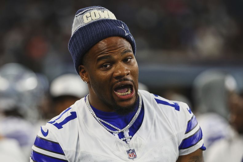 Micah Parsons, de los Cowboys de Dallas, habla con sus compañeros en el partido de pretemporada ante los Ravens de Baltimore, el sábado 16 de agosto de 2025 (AP Foto/Richard Rodríguez)