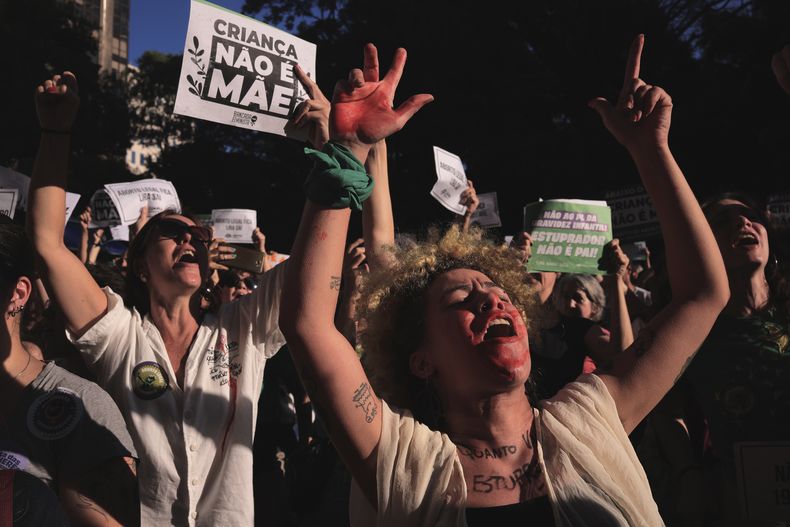 ARCHIVO - Activistas a favor del aborto participan en una marcha con el lema Una niña no es una madre contra un proyecto de ley contra el aborto, en Sao Paulo, el 15 de junio de 2024. (AP Foto/Ettore Chiereguini, archivo)