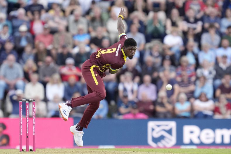 Alzarri Joseph de las Indias Occidentales durante el match Twenty20 de críquet en el Utilita Bowl de Southampton, Inglaterra, el jueves 10 de junio de 2025. (Andrew Matthews/PA vía AP)