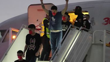 Migrantes deportados hace meses por Estados Unidos a El Salvador llegan al Aeropuerto Internacional Simón Bolívar, en Maiquetia, Venezuela, el viernes 18 de julio de 2025. (AP Foto/Ariana Cubillos)