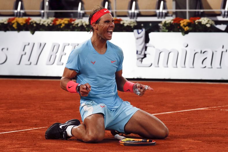El español Rafael Nadal celebra después de derrotar en la final del Abierto de Francia al serbio Novak Djokovic por 6-0, 6-2, 7-5, el domingo 11 de octubre de 2020, en París. (AP Foto/Michel Euler, Archivo)
