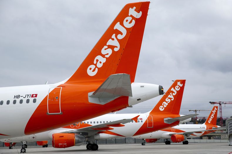 ARCHIVO - En esta foto de archivo del lunes 30 de marzo de 2020, un gran número de aviones de easyJet se encuentran estacionados en la pista del Aeropuerto de Ginebra, en Ginebra, Suiza. (Salvatore Di Nolfi/Keystone vía AP)