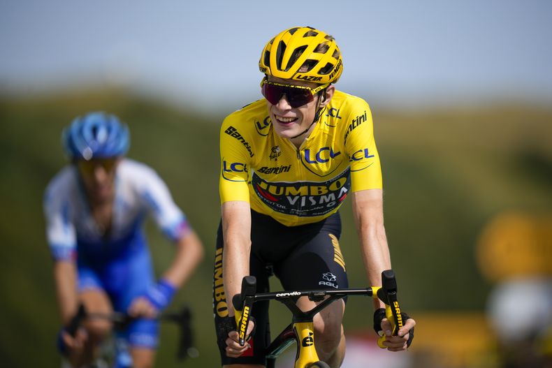 El danés Jonas Vingegaard por el maillot amarillo de líder tras cruzar la meta en la 20ma etapa del Tour de Francia entre Belfort y Le Markstein Fellering el sábado 22 de julio del 2023. (AP Foto/Daniel Cole)