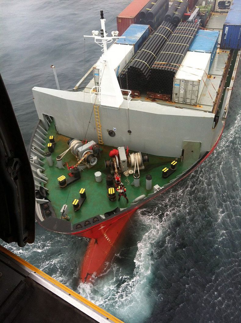 En esta imagen a&eacute;rea cedida por el Departamento de las Fuerzas Mar&iacute;timas de la Defensa Nacional en el Pac&iacute;fico y tomada por el, un helic&oacute;ptero de la Guardia Costera de Canad&aacute; se acerca a un portacontenedores ruso con cie